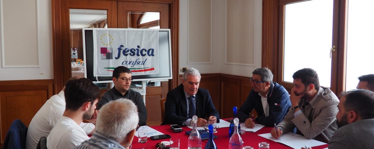 In una immagine di archivio un gruppo di esponenti della Fesica Confsal in riunione