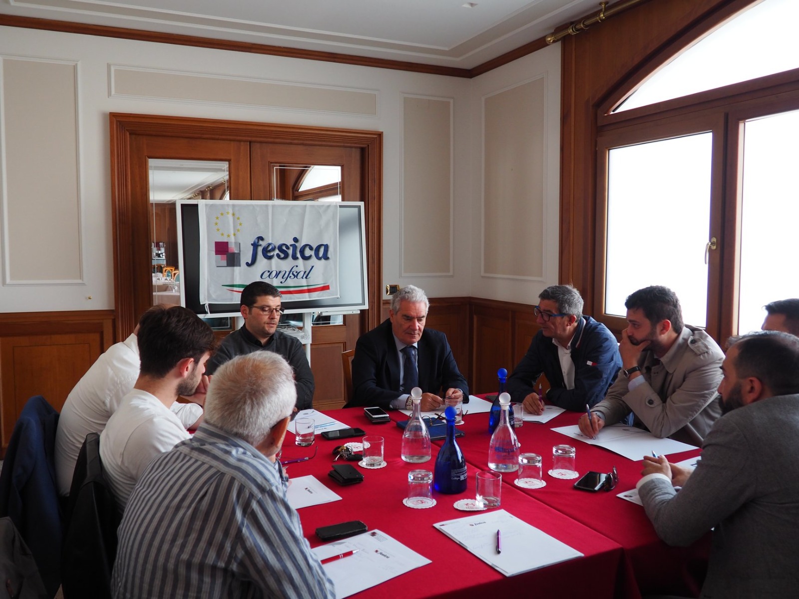 In una immagine di archivio un gruppo di esponenti della Fesica Confsal in riunione