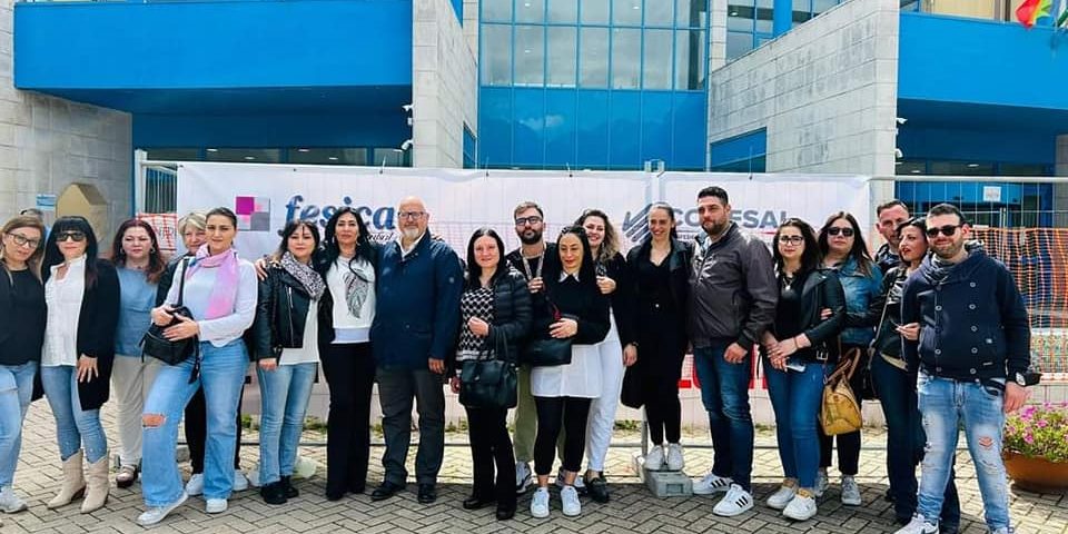 𝑰𝑵 𝑭𝑶𝑻𝑶 𝑼𝑵 𝑮𝑹𝑼𝑷𝑷𝑶 𝑫𝑰 𝑶𝑺𝑺 𝑫𝑼𝑹𝑨𝑵𝑻𝑬 𝑼𝑵𝑨 𝑴𝑨𝑵𝑰𝑭𝑬𝑺𝑻𝑨𝒁𝑰𝑶𝑵𝑬 𝑫𝑰 𝑷𝑹𝑶𝑻𝑬𝑺𝑻𝑨